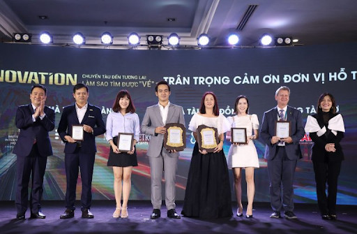 Trao bảng vinh danh cho các cá nhân có thành tích xuất sắc