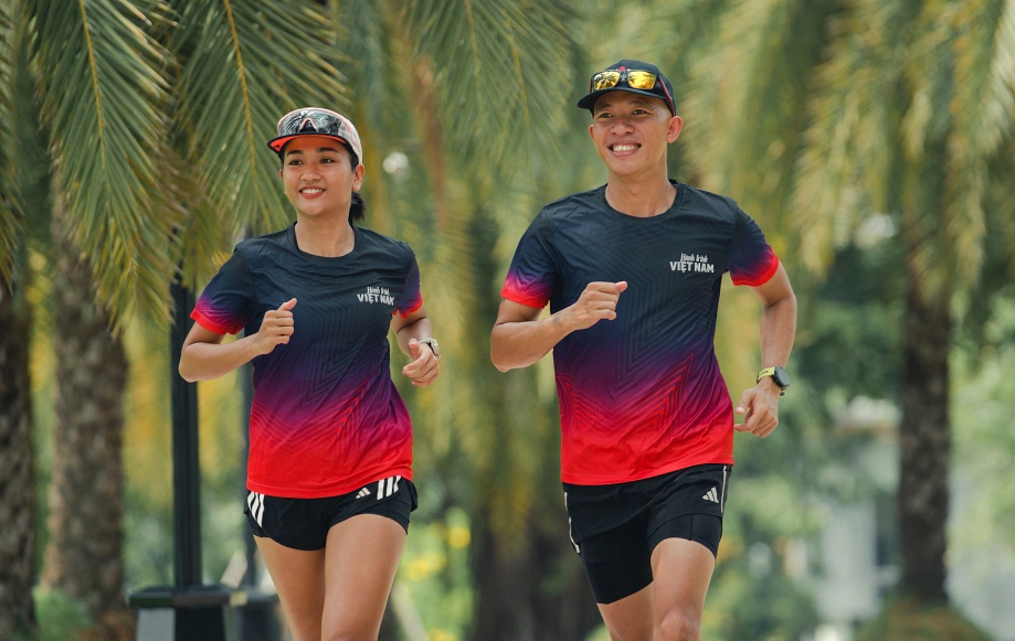 Runner tham gia giải chạy bộ nhận huy chương
